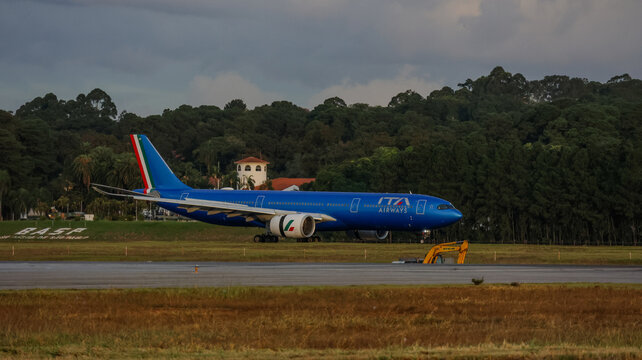Aeronave da ITA Airways vista de perto durante opera&ccedil;&atilde;o em GRU, destacando cockpit, fuselagem e identidade visual da companhia, em Guarulhos, SP, 10 de maio de 2026.