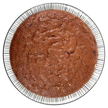 G&acirc;teau au chocolat fait maison aux amandes sur une assiette en c&eacute;ramique, fond blanc isol&eacute; - vu de dessus
