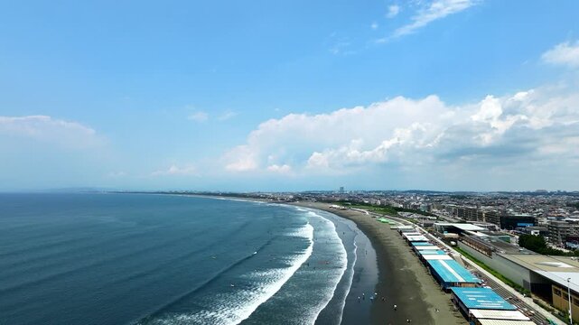 高所から撮影した片瀬鵠沼西浜海水浴場の海の家が並ぶ海と砂浜