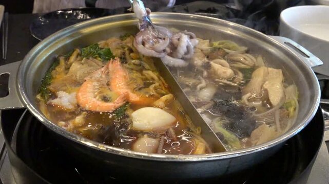 먹을것, 요리, 가정 부엌, 식사, 쉐프, 식당, 고기, 점심, 신선, 맛 있는, 미식가, 맛있는, 샤브, 해산물, 수프, 야채, 그릇, 타이, 건강한