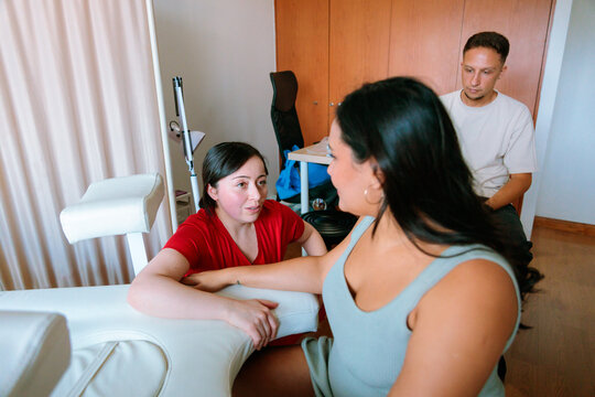 Prenatal consultation with midwife and partner