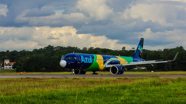 Avi&atilde;o da Azul em opera&ccedil;&atilde;o na pista do Aeroporto Internacional de Guarulhos, Guarulhos, S&atilde;o Paulo, registrado em 10 de maio de 2026 com tempestade ao fundo.