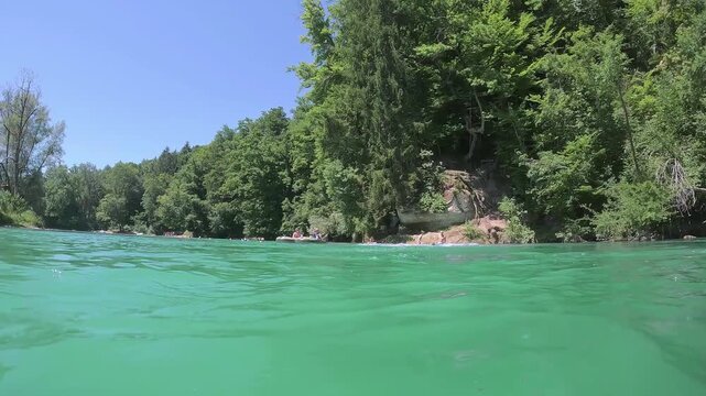 Aare-Schw&uuml;mm um die Bremgartenschlaufe in Bern - Ein Springer am Seil landet im Wasser - Urbanes Flussschwimmen im Wildwasser Gletscherwasser Aare 4K UHD