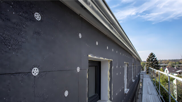 R&eacute;novation &eacute;nerg&eacute;tique, chantier d'Isolation thermique de la fa&ccedil;ade d'une maison individuelle, id&eacute;al pour blog ou article sur le changement climatique
