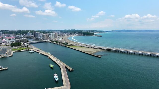 江ノ島の海から眺める海沿いの湘南の街並み