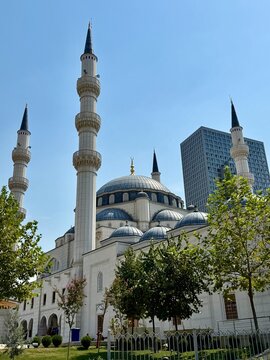 vue sur une mosqu&eacute;e de Tirana en Albanie un jour d'&eacute;t&eacute;