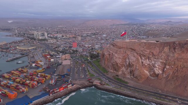 Ciudad de Arica con Vista del Morro con la Bandera de chile