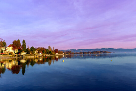 Idyllisches Ufer von Wasserburg am Bodensee mit historischer Villa und Spiegelung im Wasser