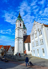 Obraz premium Stiftskirche St. Peter mit historischem Giebelhaus in Bad Waldsee