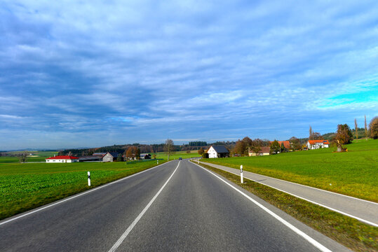 Fahrt auf der Bundesstra&szlig;e B30 in Oberschwaben von Bald Waldsee in Richtung Biberach