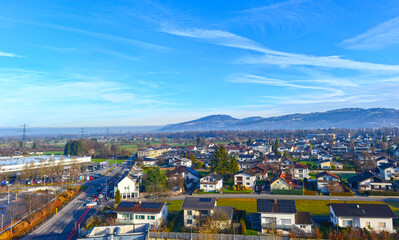 Obraz premium Luftaufnahme von Einfamilienhäusern und Wohnvierteln am Stadtrand von Dornbirn mit Blick auf die Alpen