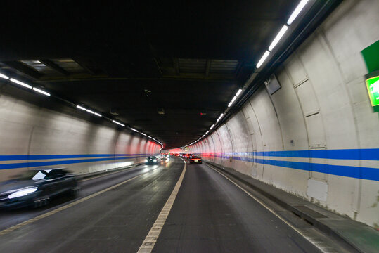 Fahrt im Milchbucktunnel in Z&uuml;rich, Schweiz