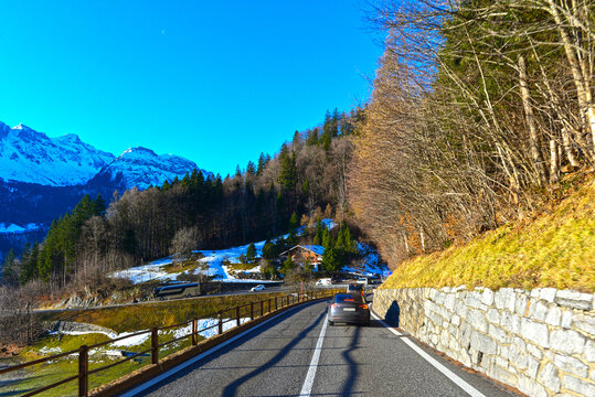 Fahrt auf der Br&uuml;nigstrasse kurz vor der Passh&ouml;he in Br&uuml;nig, Meiringen (Kanton Bern, Schweiz)