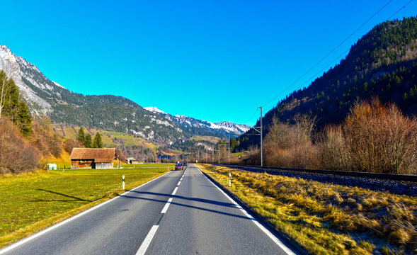Fahrt auf der Simmentalstrasse kurz vor Reidenbach in Richtung Zweisimmen im Berner Oberland