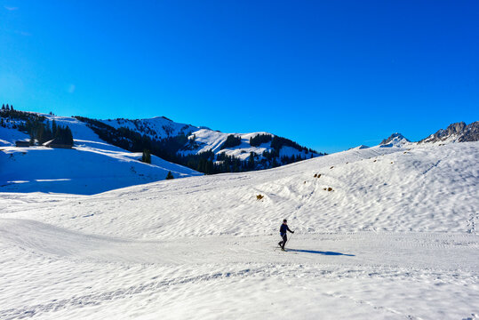 Verschneite Pisten im familienfreundlichen Skigebiet auf der Passh&ouml;he des Jaunpasses in der Schweiz