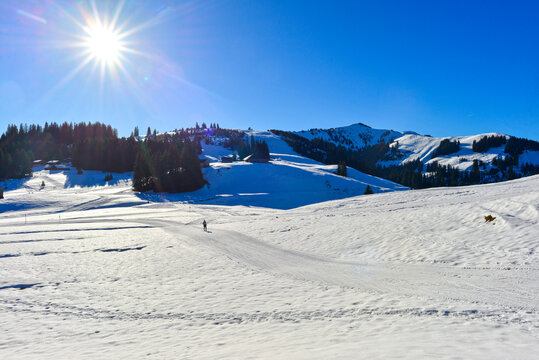 Skigebiet auf dem Jaunpass unter strahlender Sonne und blauem Himmel (Schweiz)