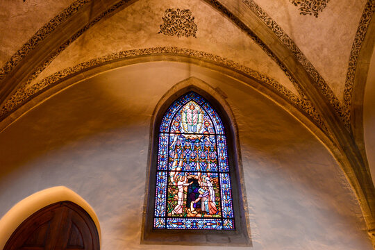 Farbenpr&auml;chtiges Buntglasfenster in der reformierten Kirche Notre-Dame in Nyon unter gotischem Gew&ouml;lbe (Schweiz)