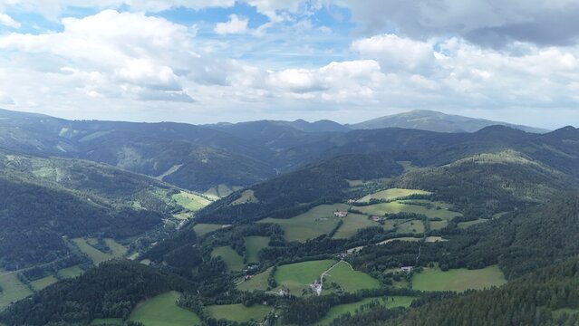 Bucklige Welt, Wechselgebiet. Drohnenaufnahme in die Landschaft, von Otterthal, Trattenbach