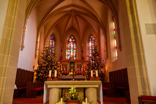 Festlich geschm&uuml;ckter gotischer Chorraum der Stadtpfarrkirche St. Johannes in Kronach in Bayern zu Weihnachten