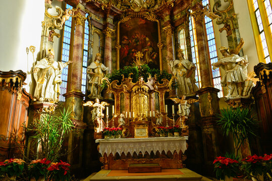 Gotischer Chorraum mit barockem Altar und Weihnachtskrippe in der Pfarrkirche St. Martin in Weismain in Bayern