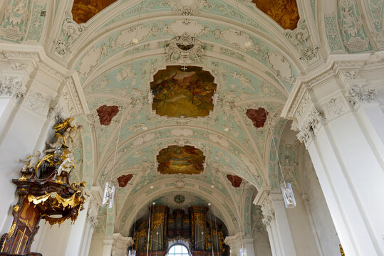 Barockes Deckengew&ouml;lbe mit Stuck und Deckenmalerei in der Basilika G&ouml;&szlig;weinstein in Bayern