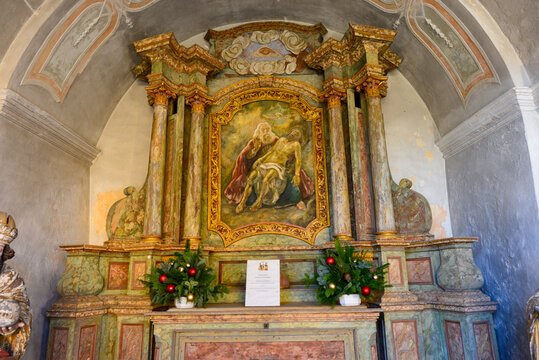 Historischer barocker Altar der Heilig-Grab-Kapelle in der Basilika G&ouml;&szlig;weinstein in Bayern