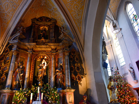 Prachtvoller barocker Marienaltar mit kunstvollen Schnitzereien und Statuen in Forchheim in Bayern