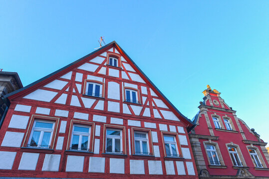 Historisches Fachwerkhaus und barocke Fassade am Marktplatz in Forchheim