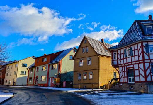 Malerische H&auml;userzeile mit Fachwerk- und Schindelfassaden in der Kernstadt von Poppenhausen (Wasserkuppe)