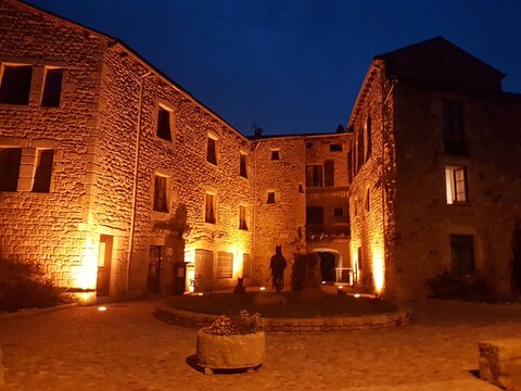 Le centre du Malzieu de nuit (Margeride, Loz&egrave;re)