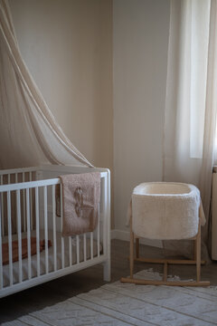 Chambre de b&eacute;b&eacute; chaleureuse avec lit &agrave; baldaquin et d&eacute;coration naturelle