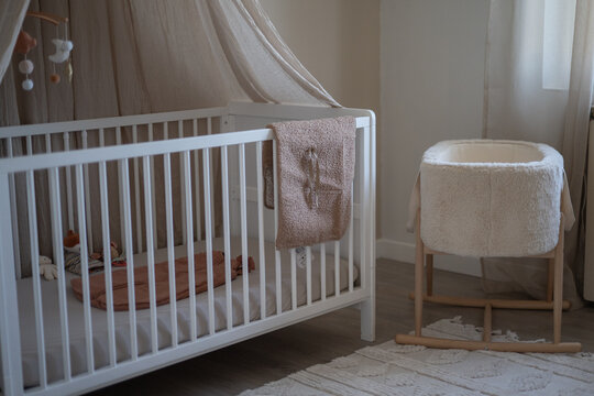 Chambre de b&eacute;b&eacute; chaleureuse avec lit &agrave; baldaquin et d&eacute;coration naturelle