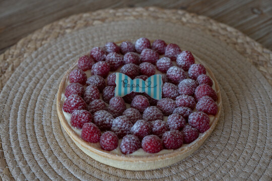 Tarte aux framboises pour la f&ecirc;te des p&egrave;res avec d&eacute;coration personnalis&eacute;e