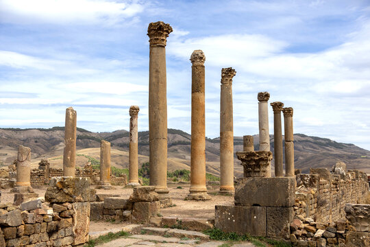 Bricks and pillars of ancient Cuicul &mdash; streets of Dj&eacute;mila