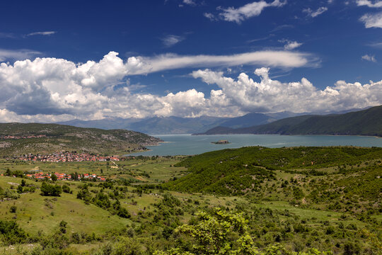 Das albanische Dorf Pustec am gro&szlig;en Prespasee mit der Insel Maligrad, Nationalpark Prespa, Dreil&auml;ndereck Albanien, Griechenland, Nordmazedonien, 30.05.2026 