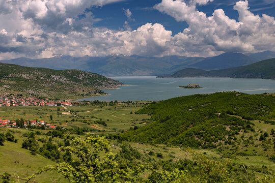 Das albanische Dorf Pustec am gro&szlig;en Prespasee mit der Insel Maligrad, Nationalpark Prespa, Dreil&auml;ndereck Albanien, Griechenland, Nordmazedonien, 30.05.2026 