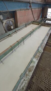 Galvanizing process with metal parts immersed in acid