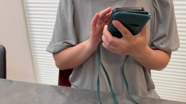 スマホをタッチする女性