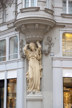 statue of a lbeautiful ady carrying a balcony at the first district in Vienna, Austria
