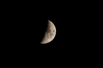 Demi Lune brillante en pleine nuit  © Guillaume boulanger