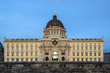 Obraz premium Berlin Palace Humboldt Forum Baroque Facade at Dusk