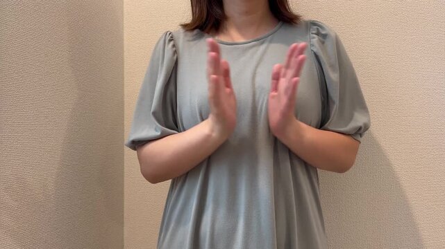 拍手する女性