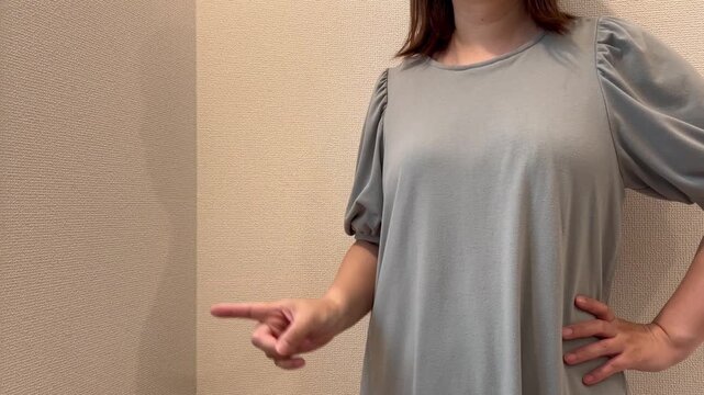 注意する女性