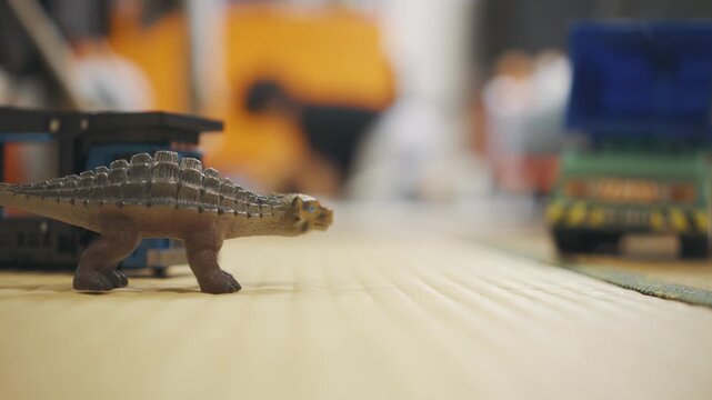 おもちゃで遊ぶ子供
