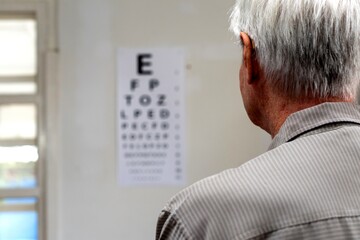 Obraz premium Senior eye test examination focus