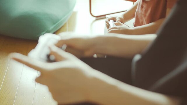 ゲームをする親子