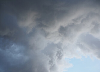 Obraz premium A large, gray cloud loomed in the sky; a rainstorm was imminent. The weather looked dark and gloomy.