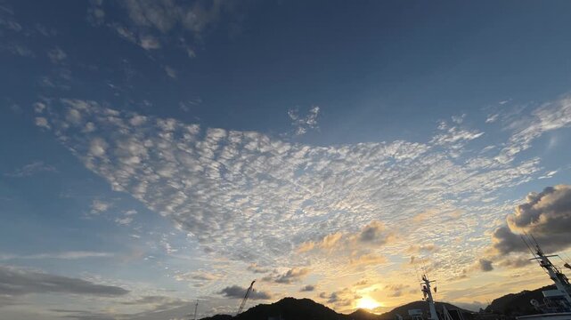 맑고 푸른 램차방 앞바다 위로 물살을 가르며 힘차게 달리는 낚시배와 선박들의 활기찬 해양 풍경
