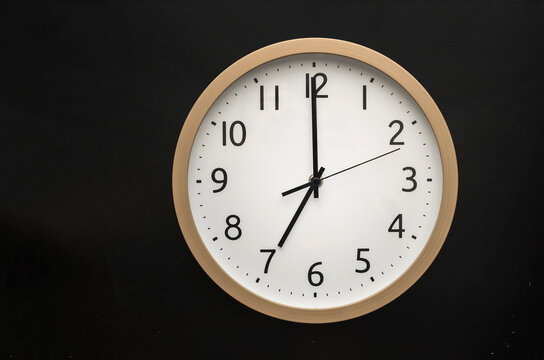 wall clock showing 7 o'clock. 19:00