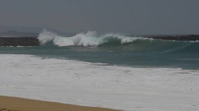 XL Swell at the wedge breaking on the sand